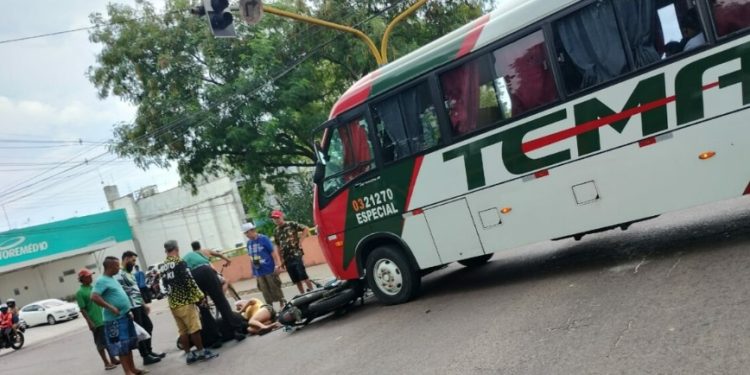 Motoqueiro “voa” após choque violento com busão em Manaus
