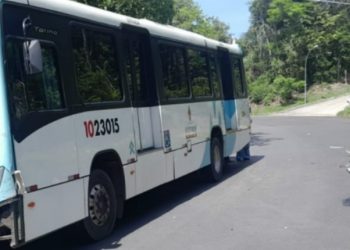 Vídeo forte: universitário bate de frente com ônibus e morre em Manaus: ‘porrada seca’