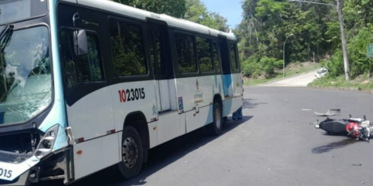 Vídeo forte: universitário bate de frente com ônibus e morre em Manaus: ‘porrada seca’