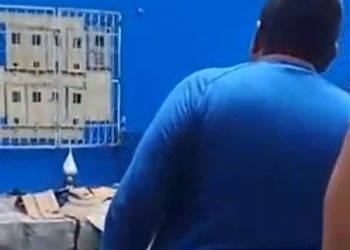Vídeo: homem leva choque fulminante, cai do telhado e morre em Manaus