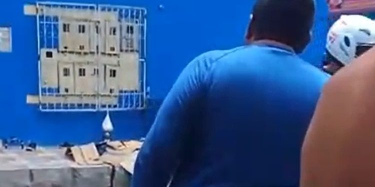 Vídeo: homem leva choque fulminante, cai do telhado e morre em Manaus