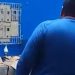 Vídeo: homem leva choque fulminante, cai do telhado e morre em Manaus