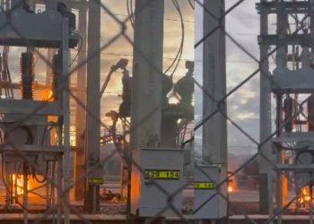 Vídeo forte: ladrão tenta furtar cabos e vira carvão ao explodir estação elétrica