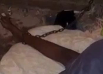 Vídeo forte: mãe é presa em flagrante por acorrentar filha de 16 anos em casa