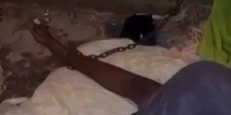 Vídeo forte: mãe é presa em flagrante por acorrentar filha de 16 anos em casa