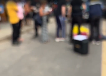 Ao se irritar com ‘fechada’ de picape, motociclista cai e morre com a cabeça esmagada em Manaus