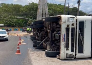 Vídeo: carreta lotada de carne congelada tomba na Compensa