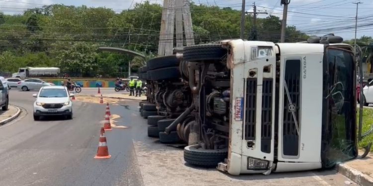 Vídeo: carreta lotada de carne congelada tomba na Compensa