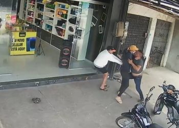 Cliente reage a assalto e acaba baleado no Centro; vídeo