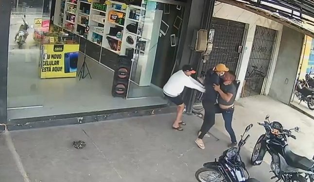 Cliente reage a assalto e acaba baleado no Centro; vídeo