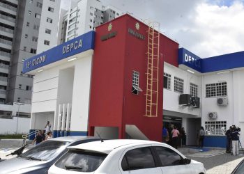 Em Manaus, mãe é presa após deixar o filho de 4 anos sozinho em casa e ele ser mordido por pitbull