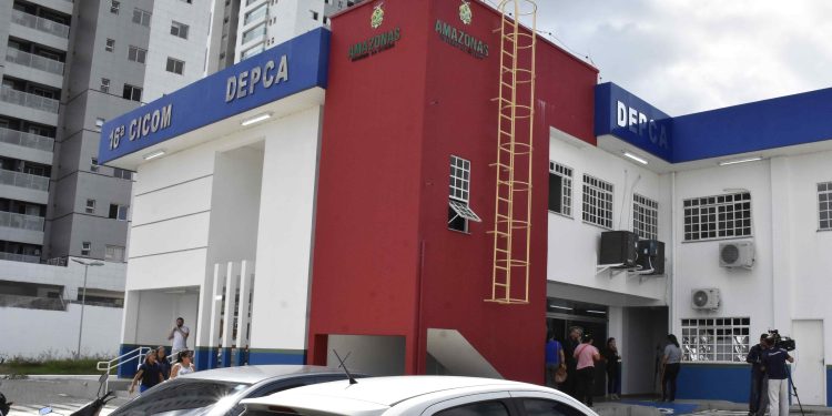 Em Manaus, mãe é presa após deixar o filho de 4 anos sozinho em casa e ele ser mordido por pitbull