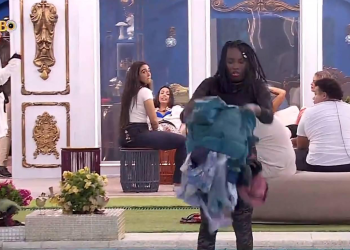 Leydi joga roupas de Davi na piscina: “quero VT”