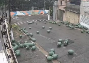 Vídeo: Centenas de botijões caem de caminhão ladeira a baixo