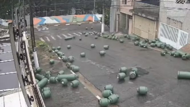 Vídeo: Centenas de botijões caem de caminhão ladeira a baixo