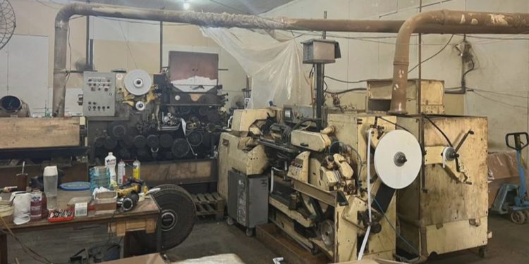 Maquina de fabricar cigarros com 5 toneladas some de lugar seguro. Ninguém viu.
