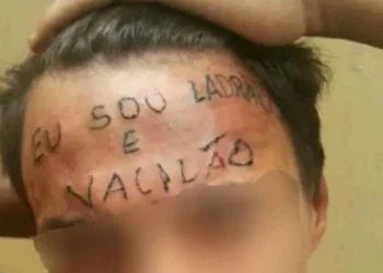 Jovem que teve testa tatuada é preso novamente por furto