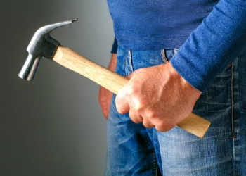 Homem golpeia namorado com martelo na cabeça