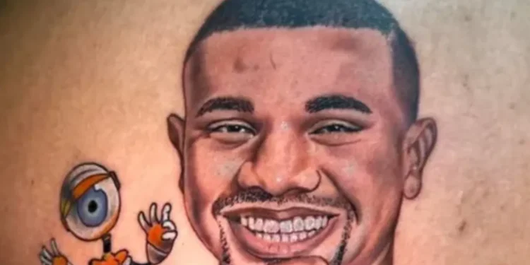 Fã paraense de Davi do BBB tatua rosto do participante com a frase ‘Calma calabreso’