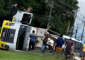 Vídeo: caçamba tomba na Torquato em novo acidente no trânsito de Manaus
