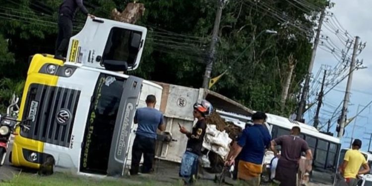 Vídeo: caçamba tomba na Torquato em novo acidente no trânsito de Manaus
