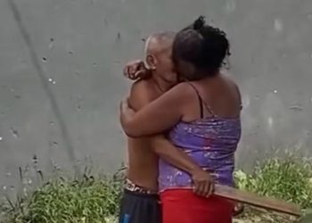 Com um pau na mão, vídeo com idosos se beijando viraliza em Manaus