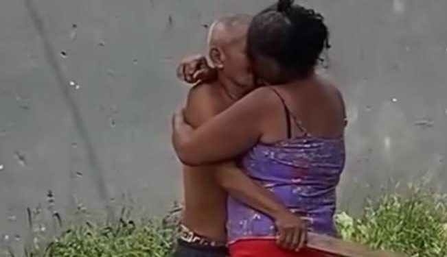 Com um pau na mão, vídeo com idosos se beijando viraliza em Manaus