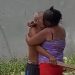Com um pau na mão, vídeo com idosos se beijando viraliza em Manaus
