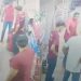Toma tua picanha: Suposto ladrão de carne em mercadinho leva surra (vídeo)