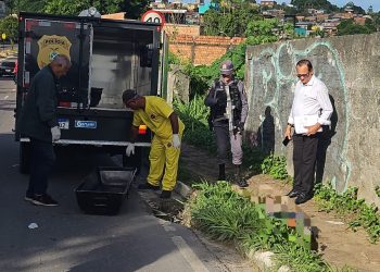Criminosos matam homem e o arrastam até avenida na Zona Norte de Manaus