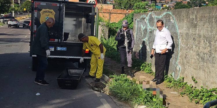 Criminosos matam homem e o arrastam até avenida na Zona Norte de Manaus