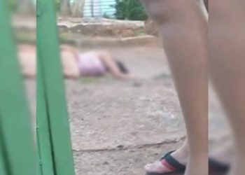 Mulher apanha do marido e acaba toda ‘ralada’ ao ser arrastada pelos cabelos