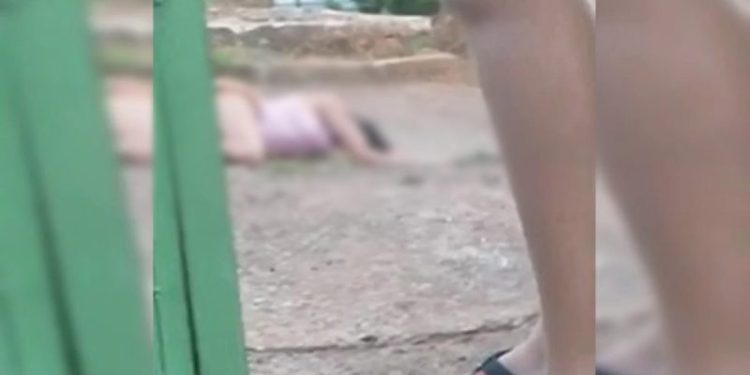 Mulher apanha do marido e acaba toda ‘ralada’ ao ser arrastada pelos cabelos