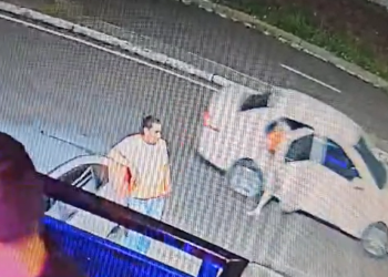 Vídeos: Enciumada, jovem ateia fogo nela e no namorado em bar de Manaus