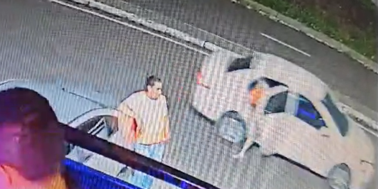 Vídeos: Enciumada, jovem ateia fogo nela e no namorado em bar de Manaus