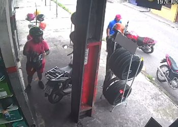 Vídeo: motoqueiro ladrão furta capacete em loja na ZL de Manaus