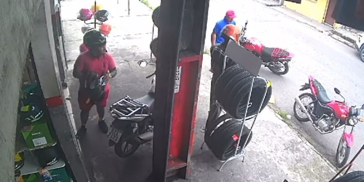 Vídeo: motoqueiro ladrão furta capacete em loja na ZL de Manaus