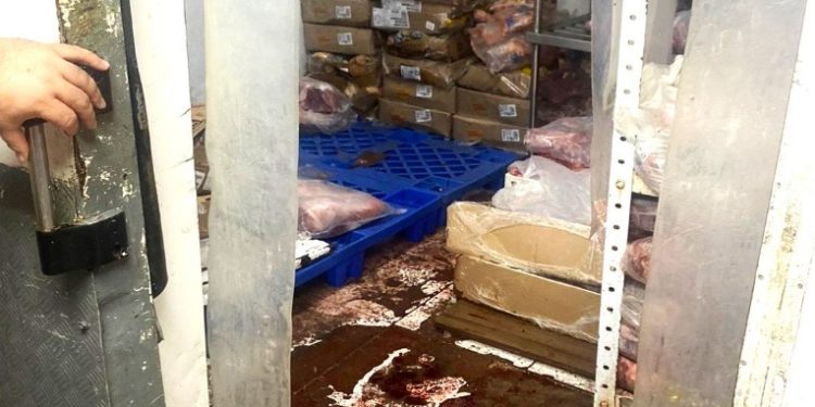 Carne podre: supermercado de Manaus vende produto estragado ao cliente