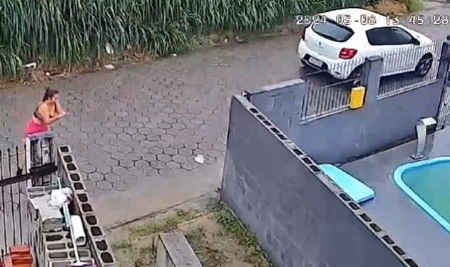 Vídeo: passageira acusa motorista de app de drogá-la e se joga do carro