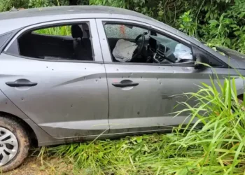 Mulher morre com 17 tiros dentro do carro; suspeita é que o namorado detento era o alvo