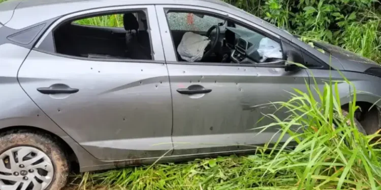 Mulher morre com 17 tiros dentro do carro; suspeita é que o namorado detento era o alvo