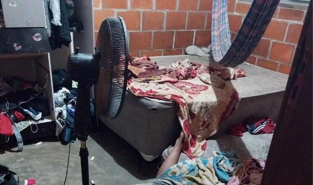 Mãe vê filho sendo assassinado ao ter a casa invadida por trio em Manaus