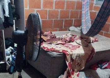 Mãe vê filho sendo assassinado ao ter a casa invadida por trio em Manaus