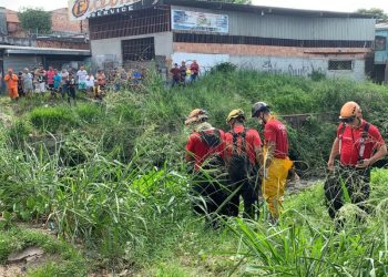 Vídeo: Moradores passam por ponte e encontram cadáver em igarapé de Manaus