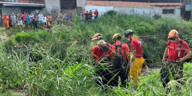 Vídeo: Moradores passam por ponte e encontram cadáver em igarapé de Manaus