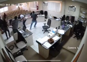 Vídeo: Jovem tenta matar assassino do pai dele em pleno Tribunal do Júri.