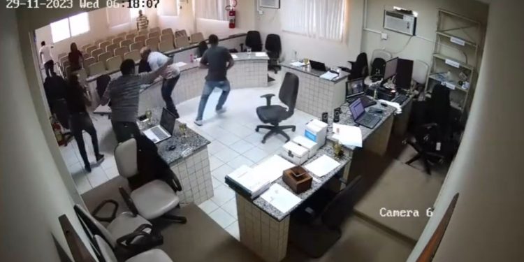 Vídeo: Jovem tenta matar assassino do pai dele em pleno Tribunal do Júri.