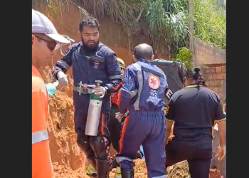 Vídeo: Trabalhadores são soterrados durante deslizamento em obra no bairro Flores