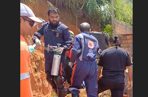 Vídeo: Trabalhadores são soterrados durante deslizamento em obra no bairro Flores