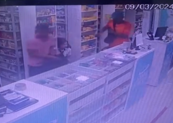 Vídeo: Funcionário é esfaqueado dentro de drogaria durante assalto em Manaus